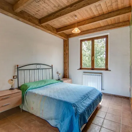 Сasa de vacaciones Inviting Holiday In With Garden